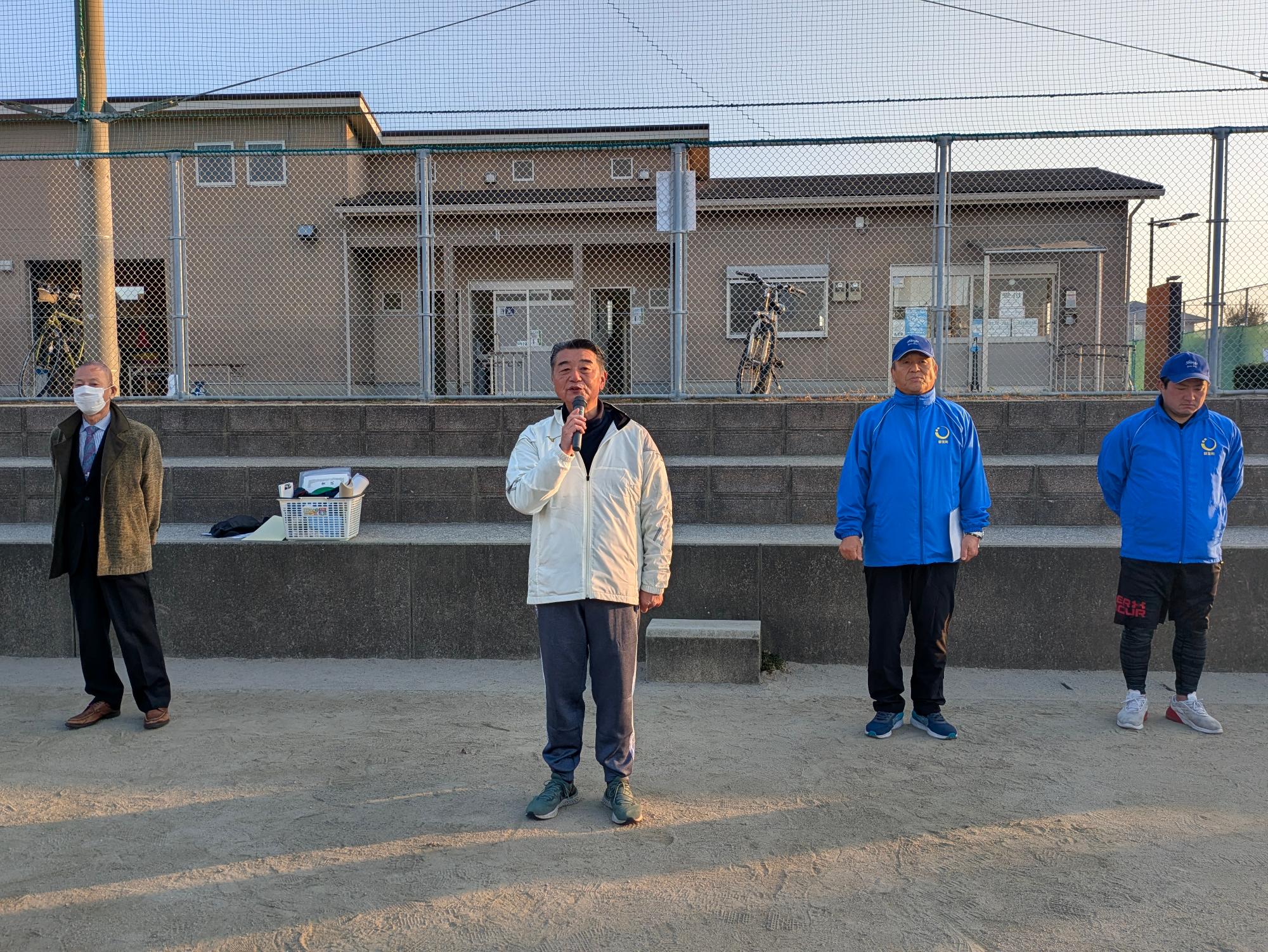 開会式であいさつする町長