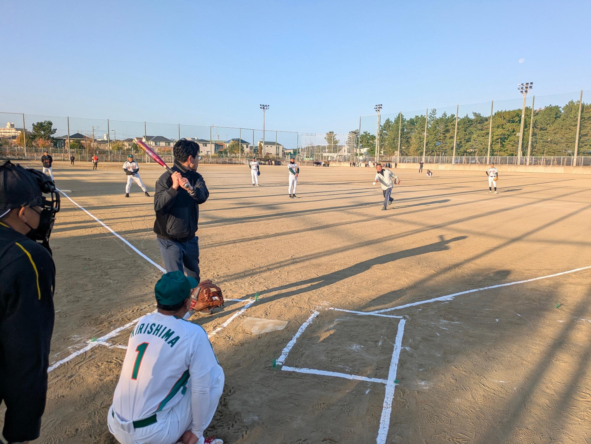 始球式を行なう町長と打席に立つ副町長