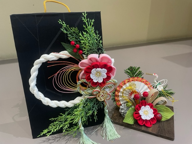 つまみ細工で作ったしめ縄飾りと置き飾り