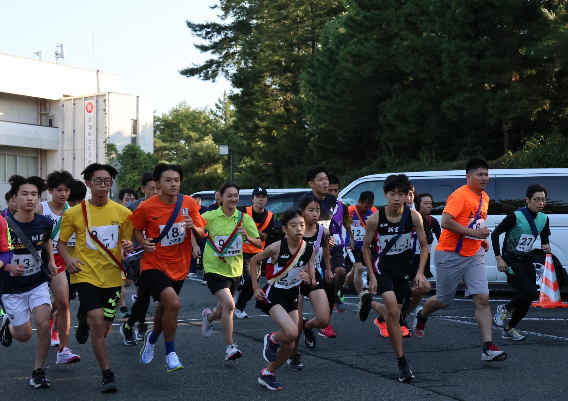 役場前から一斉にスタートするランナーの様子