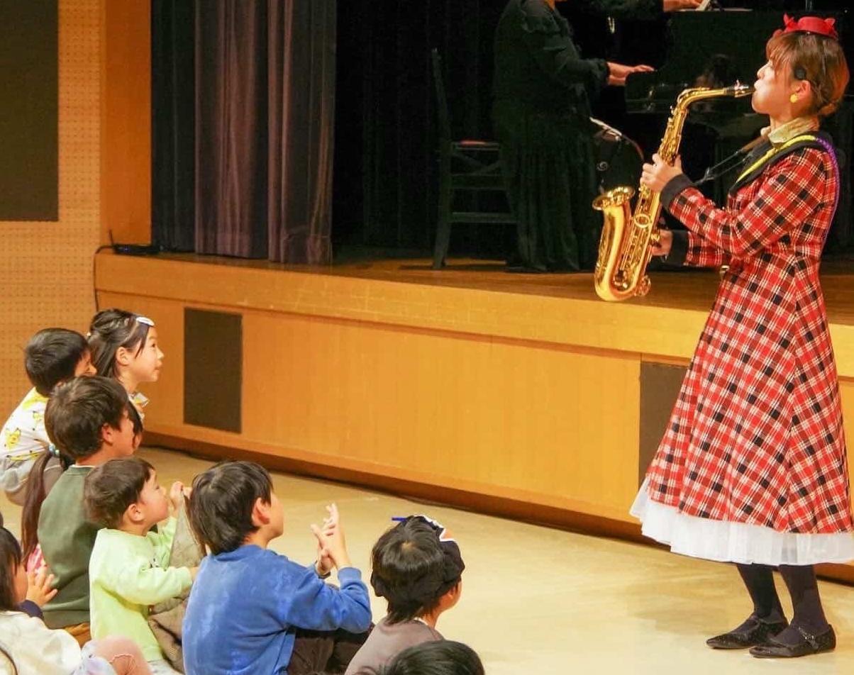こどもたちが演奏をききながらたのしんでいる様子