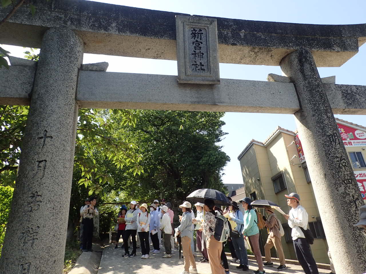 新宮神社でガイドを聞いている様子