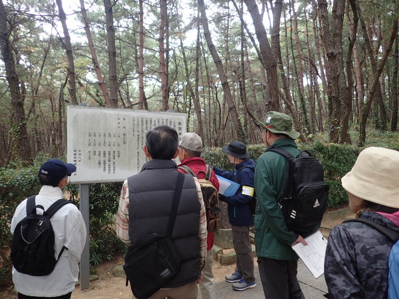 新宮神社でガイドを聞いている様子