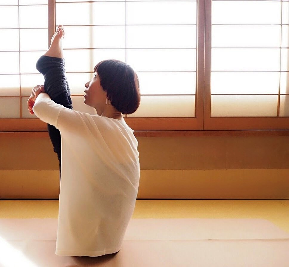 ヨガをする先生