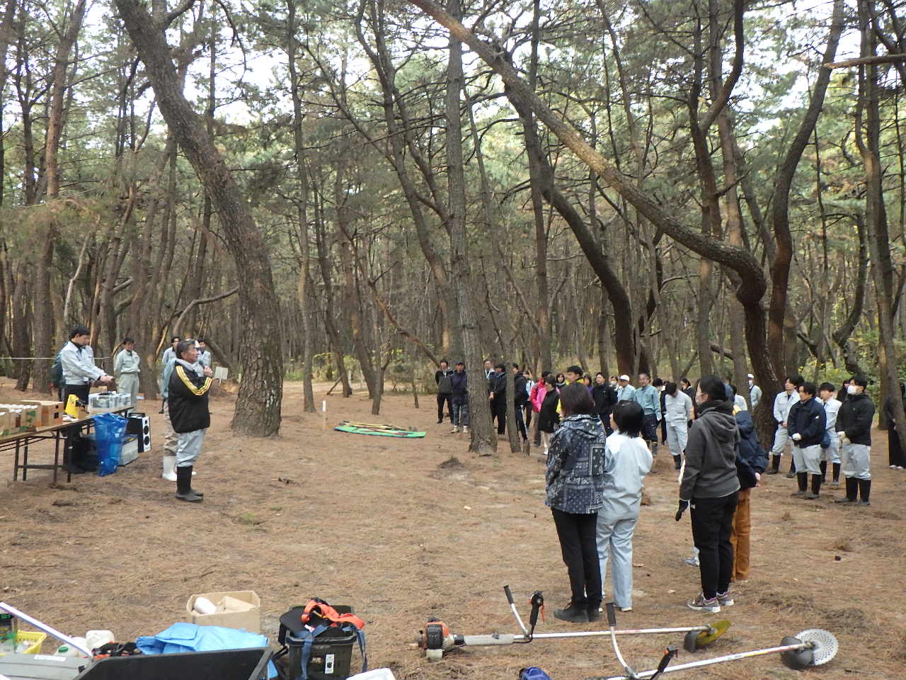 開始前に町長が参加者にあいさつをする様子