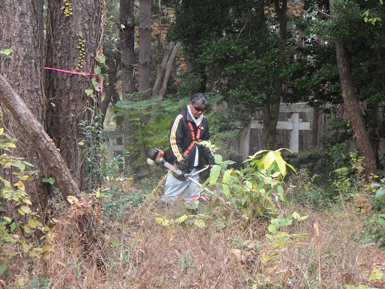 町長が草刈り機で草を刈る様子