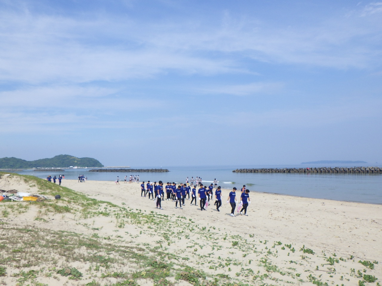 新宮海岸ごみ拾い風景1