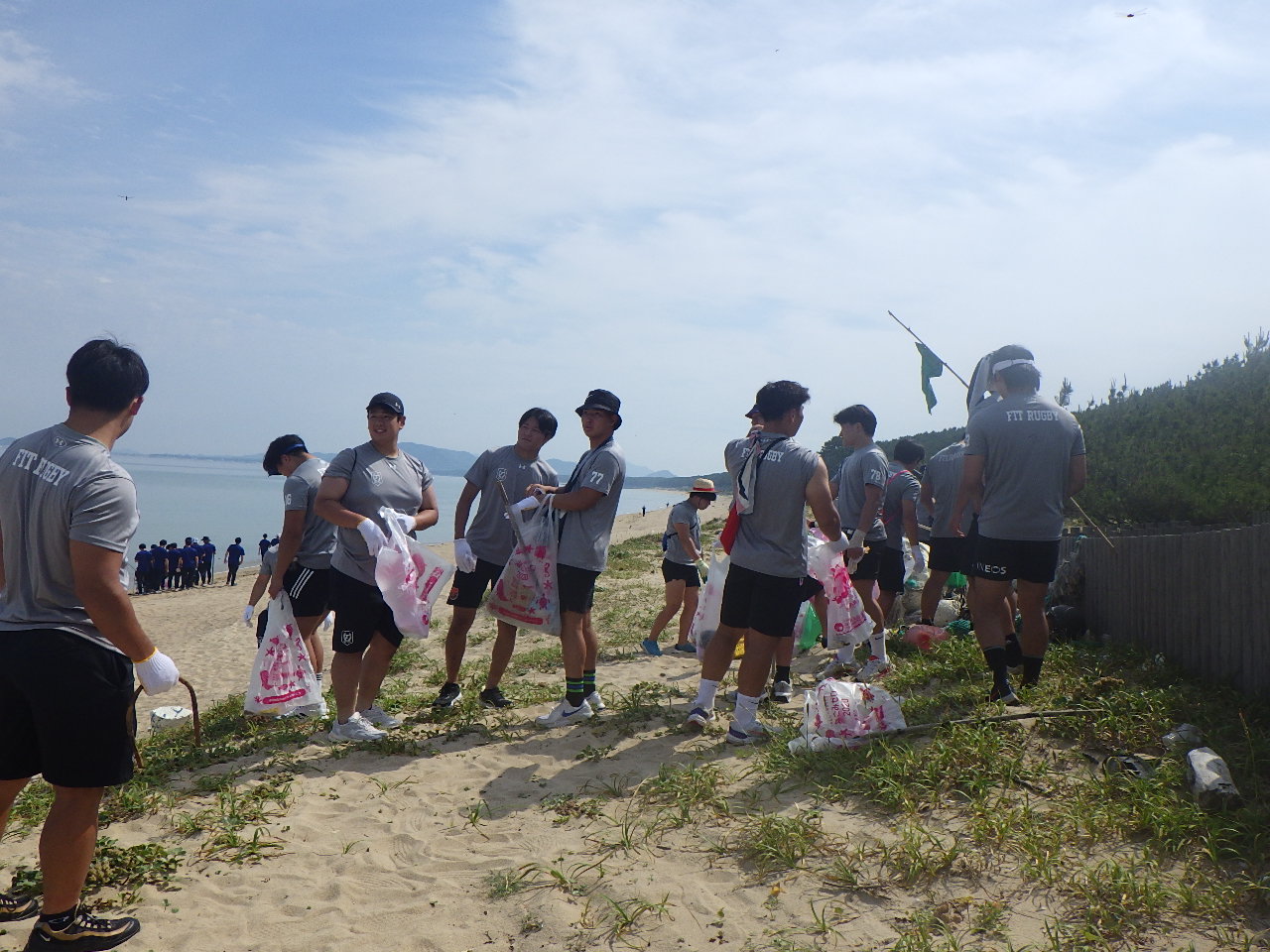 新宮海岸ごみ拾い風景3