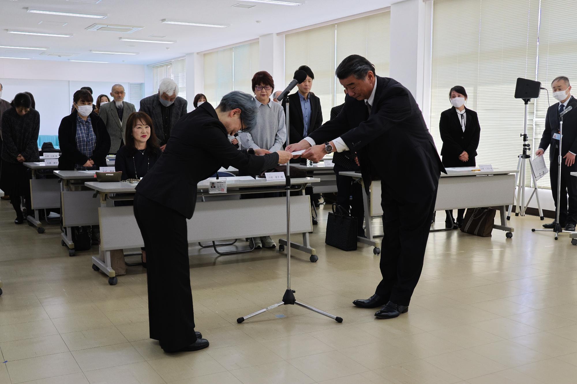 代表者の方への委嘱状伝達