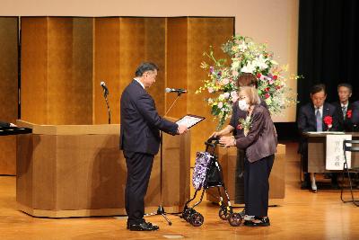 100歳のお祝い状と記念品を手渡し