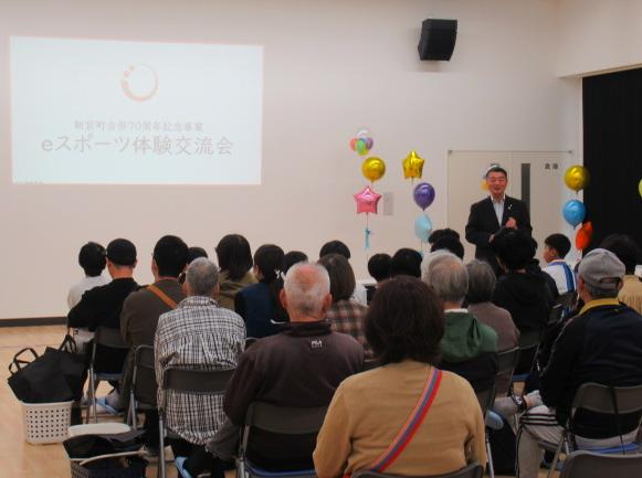 参加者にあいさつをする町長