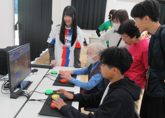 ゲームを通じて異年齢交流を楽しむ参加者