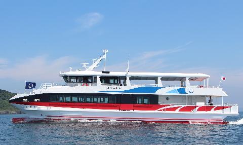海を走行している、白い船体に赤と青でラインがはいった町営渡船「しんぐう」を横から写した写真
