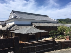 こみんかみかんの建物外観を横から写した写真
