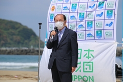 砂浜でマイクを持って話をする町長の写真