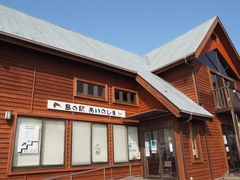 木造でレトロな雰囲気の島の駅あいのしまの外観写真