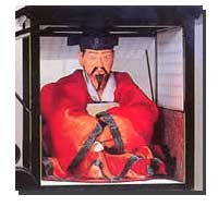 赤い服を着た朝鮮通信使像が四角のクリアケースに入っている写真