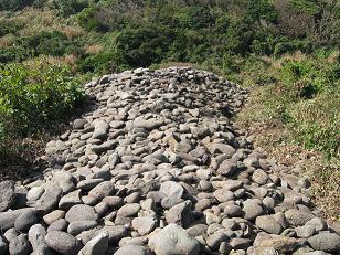 角の取れた丸い石が無数に積み上げられている太閤潮井の石の写真