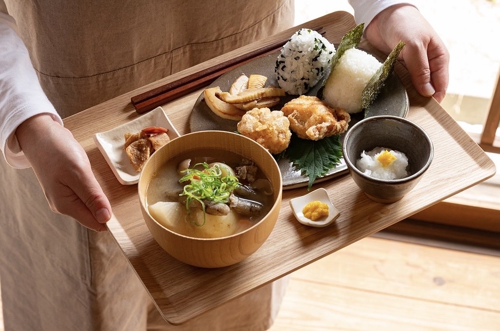 おにぎりと季節の汁物定食