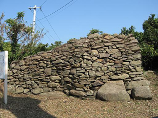 様々な大きさ、形の石が積み上げられた遠見番所跡の石垣の写真
