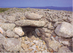大きい岩が積み上げられ空洞ができている積石塚の写真