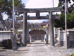 石造りの鳥居の奥にお堂が見える若宮神社の写真