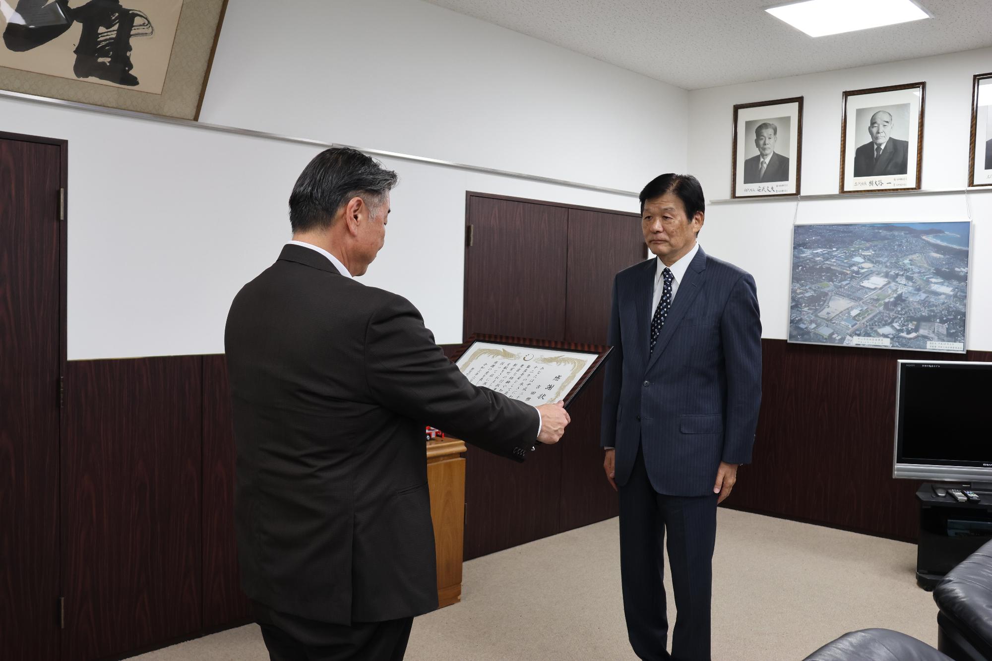 町長から辞令を受ける吉田雅文さん