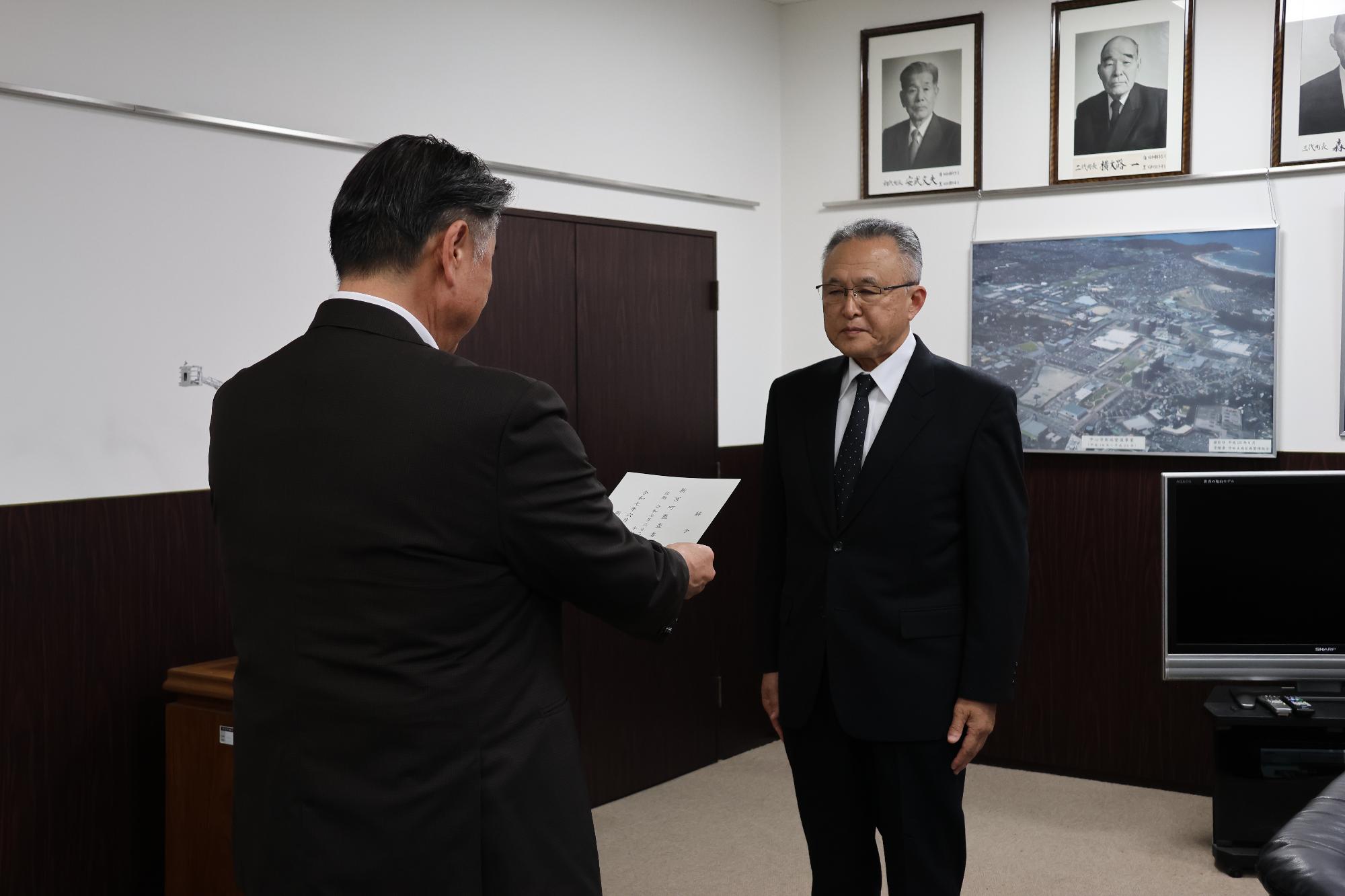 町長から辞令を受ける井上正剛さん