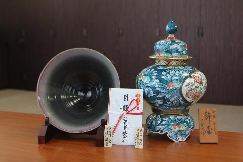 黒唐津の大鉢と有田焼の飾壺